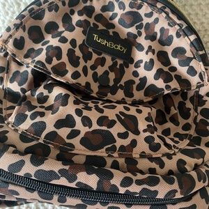 TUSHBABY LEOPARD ERGONOMIC  CERTIFIED HIP CARRIER